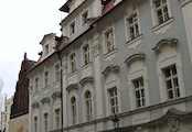 Hlavní průčelí, Hlavní průčelí směřuje do Maiselovy ulice a jeho fasáda pochází ze dvou stavebních období.