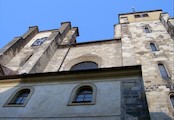 Kostel Sv.Jiljí, Původně románský kostel s kapitulou byl připomínán již v roce 1238. Dnešní gotický kostel postavil biskup Jan z Dražic a arcibiskup Arnošt z Pardubic, jejichž erby jsou na průčelí. Kostel byl budován v letech 1310-1371. Na vnější části ko