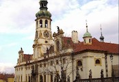 Loreta, Název Loreta pochází od italského poutního místa, kde se nachází Santa Casa, neboli Svatá chýše - původně domek, který obývala Panna Marie v Nazaretu v Palestině, kde jí údajně archanděl Gabriel zvěstoval, že se stane Matkou Boží.