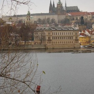 Pohled přez Vltavu, Nápor vltavské vody způsobil, že paláci hrozilo sesutí. Základové opukové zdivo se začalo rozpadávat a palác byl v havarijním stavu. V roce 1982 začala generální rekonstrukce objektu pro potřeby tehdejšího Úřadu předsednictva vlády ČSS