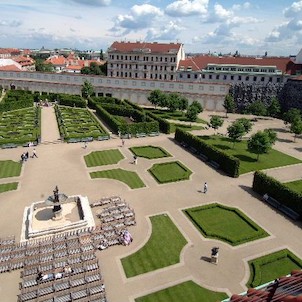 letecký pohled na Valdštejnskou zahradu a palác