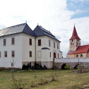 Tvrz Pluhův Žár s kostelem v sousedství