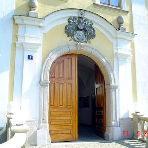 Portál zámku