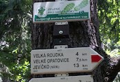 Kamenná svatba - rozcestník, Rozcestník červené turistické značky pod Kamennou svatbou.