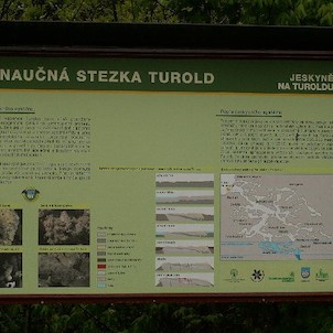 Jeskyně Turold - tabule naučné stezky, Tabule s informacemi o jeskynním systému.