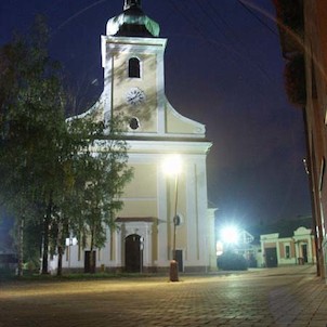 kostel v noci