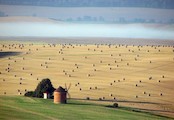 Větrný mlýn Chvalkovice - pohled od vrchu Hradisko