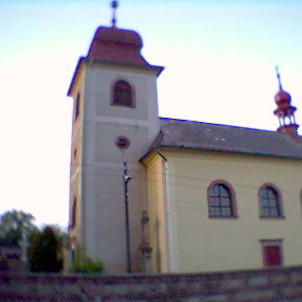 kostel ve středu obce(na návsi)