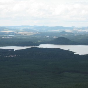 pohled z věže Bezdězu na Máchovo jezero