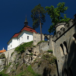 Pohled na Valdštejn od přístupové silnice