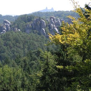 Valdštejn, pohled na Trosky z hradu