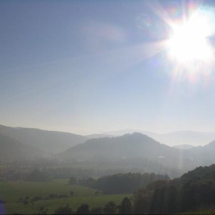 Pohled na hradní vrch z kopce Vrchy nad Dolním Sklenovem