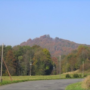 pohled ze silnice z Kozlovic na Hukvaldy