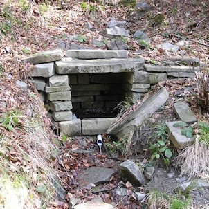 Studánka u vrcholu