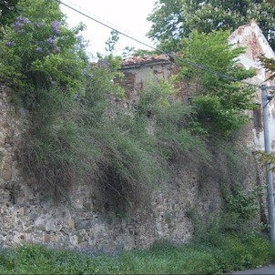 Hrabyně - zbytky zámku, Opěrná zeď a hospodářská budova