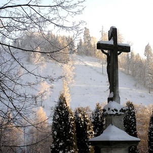 Kříž u kostela Sv. a. P.+P. (kulturní památka)