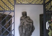 Originál sochy je umístěn v místní kapli