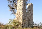 Osmiboký půdorys zříceniny, Osmiboký půdorys má nepochybně symbolický význam. Číslo osm může znamenat symbol osmého dne Stvoření-dovršení Stvoření, nebo symbol osmi blahoslavenství, tedy křesťanskou dokonalost, kterou se vyznačoval Sv.Vojtěch.