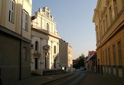 Pohled od náměstí, pohled od náměstí Starosty Pavla do ulice Plk.Stříbrného na budovu bývalé synagogy