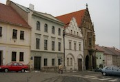 Kamenný dům v Kutné Hoře, Do dnešní podoby jej přestavěl v roce 1489 Mistr Brikcí z Vratislavi. Kamenný dům byl několikrát přestavován, měnil majitele, až jej získalo v 19. století definitivně město.