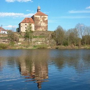 Tvrz nad přehradou Vrchlice