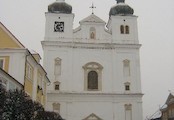 Kostel sv. Františka a Ignáce, Výraznou dominantou březnického náměstí je původně jezuitský kostel svatého Ignáce. Byl postaven v letech 1642 - 1650 a je vyzdoben cennými řezbami.