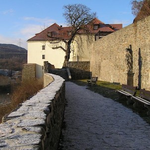 Na hradbách.