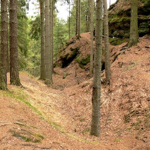 Chřibský hrádek, Hradní příkop 23.4.06