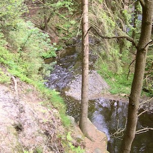 pohled na tok Chřibské Kamenice, Pohled z červené tur. cesty