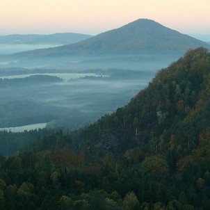 výhled z Rudolfova kamene, Růžový vrch, vpředu Koliště