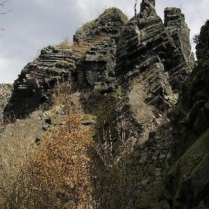 Vrabinec, skály na hradě