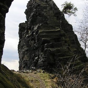 Vrabinec, skály na hradě