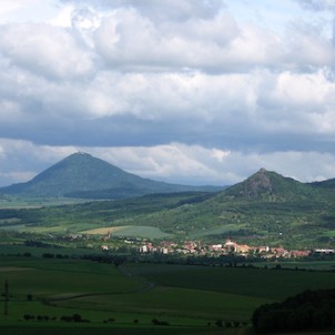 pohled z Hazmburku na Skalku,Milešovku,Košťálov,Tř