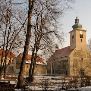 Kostel sv. Šimona a Judy, Uprostřed návsi v Lenešicích se nachází původně románský jednolodní kostel sv. Šimona a Judy ze 13.století.