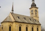 Evangelický kostel v Žatci, Ve druhé polovině 19. století se Žatec začal rozrůstat jižně od bývalé Wussinovy (dnes Komenského) aleje. Kromě obytných domů zde vznikly i nové školy, nemocnice a parky. U křižovatky starých cest, dodnes doložené kamenným rozc