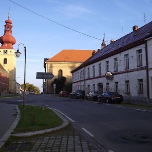 věž oddělená od kostela silnicí