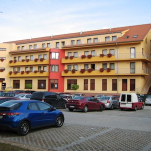 Pěkný hotel-Welnes v areálu termálu