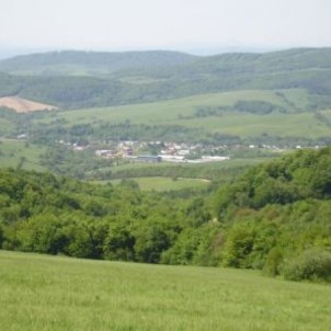 Pohľad na obec z okolitých kopcov