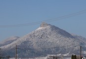 pohľad z Lady na zasnežený Kapušiansky hrad